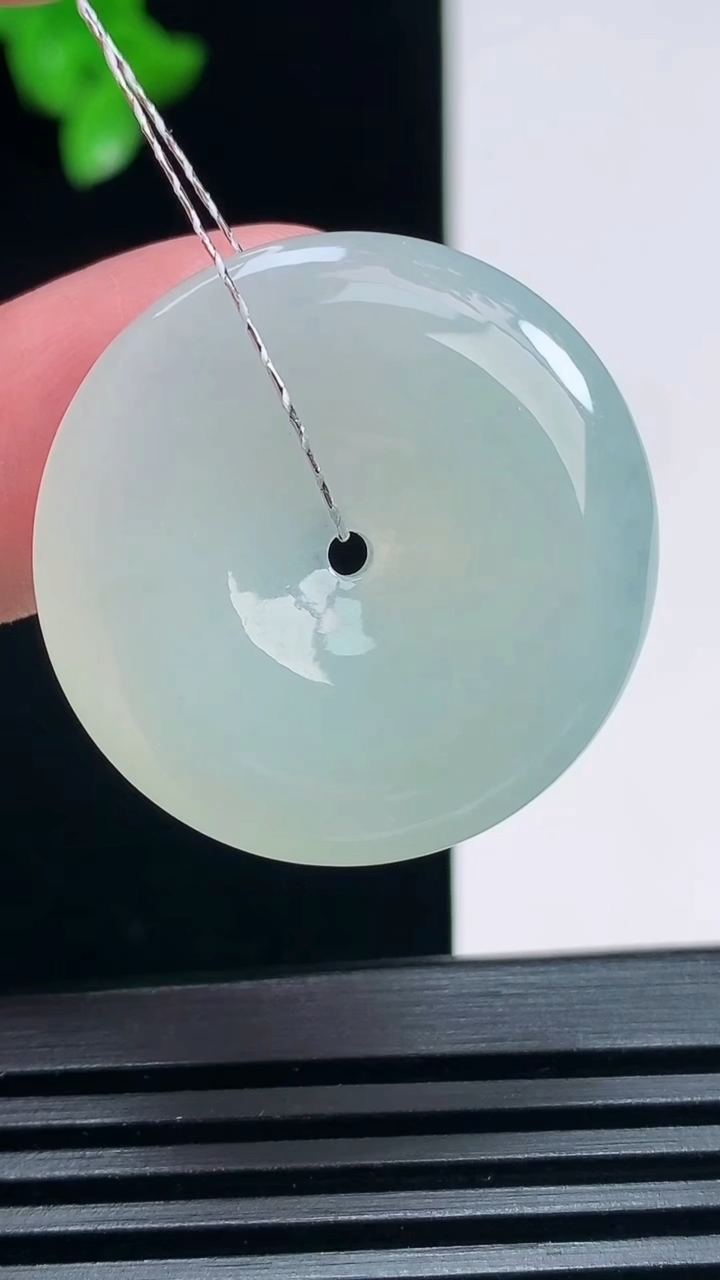 天然A货翡翠平安扣吊坠，尺寸29.2-5.2 重量:10.00g
6月30日