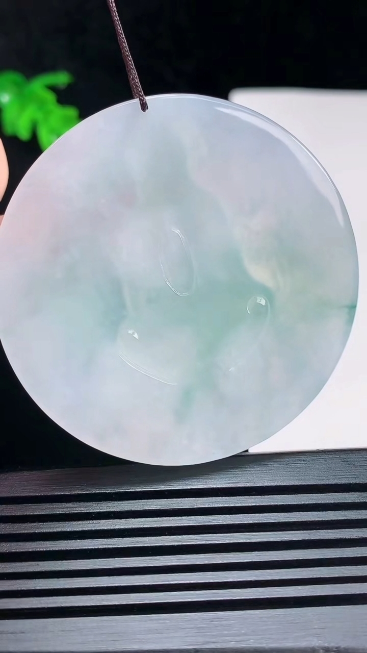 天然A货翡翠飘花观音菩萨吊坠，尺寸54-6 重量:35.15g
6月30日