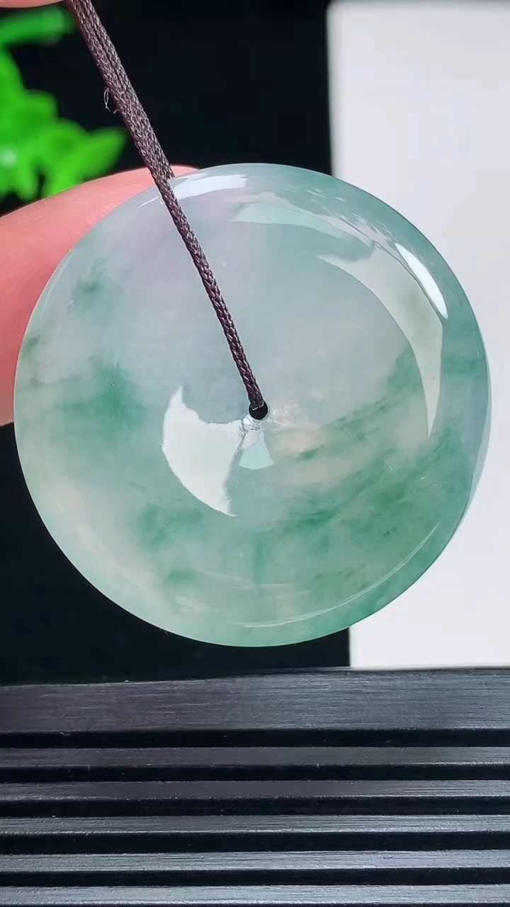 天然A货翡翠冰种飘花平安扣吊坠，尺寸35-5.5 重量:14.59g
6月30日