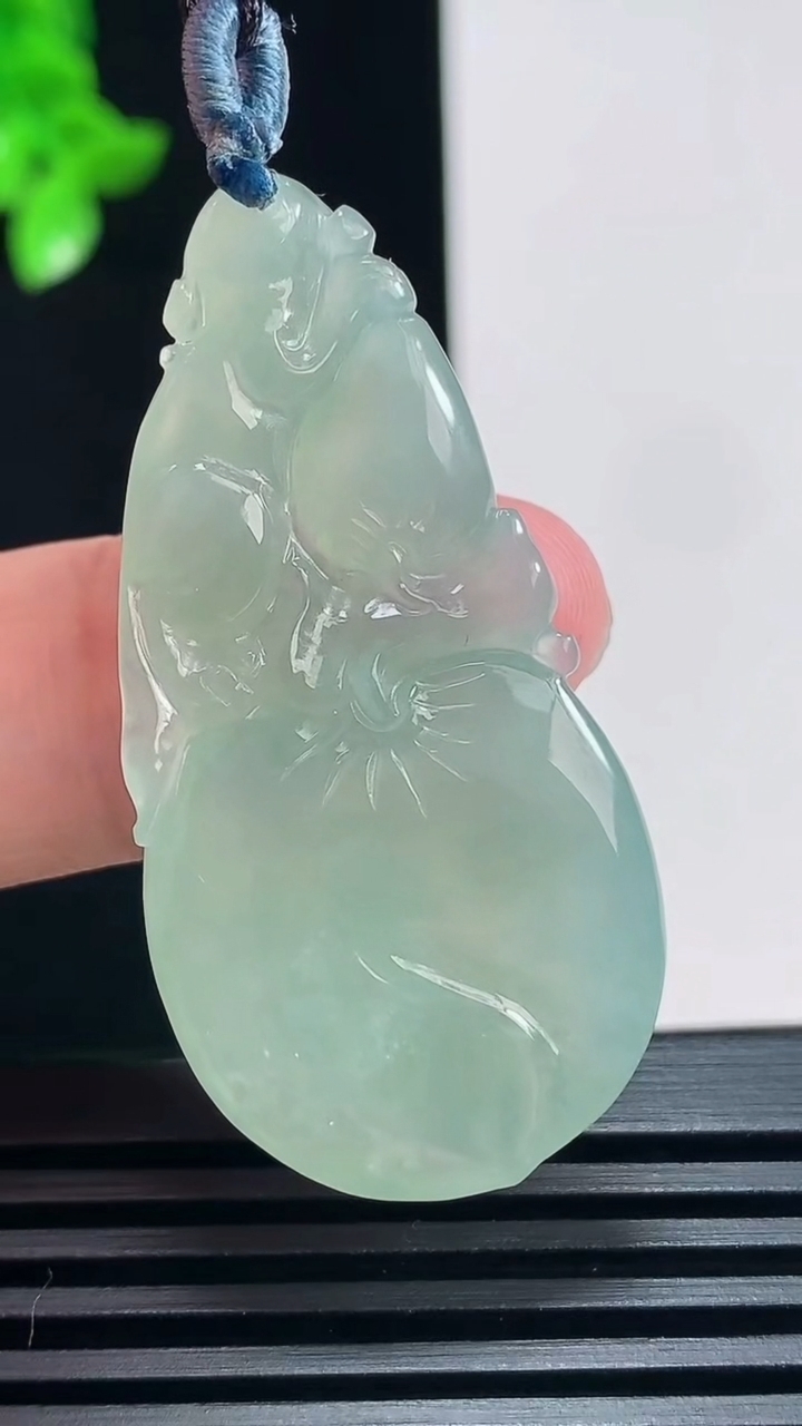 天然A货翡翠寿桃吊坠，尺寸44.6-22.3-6 重量:10.54g
6月30日