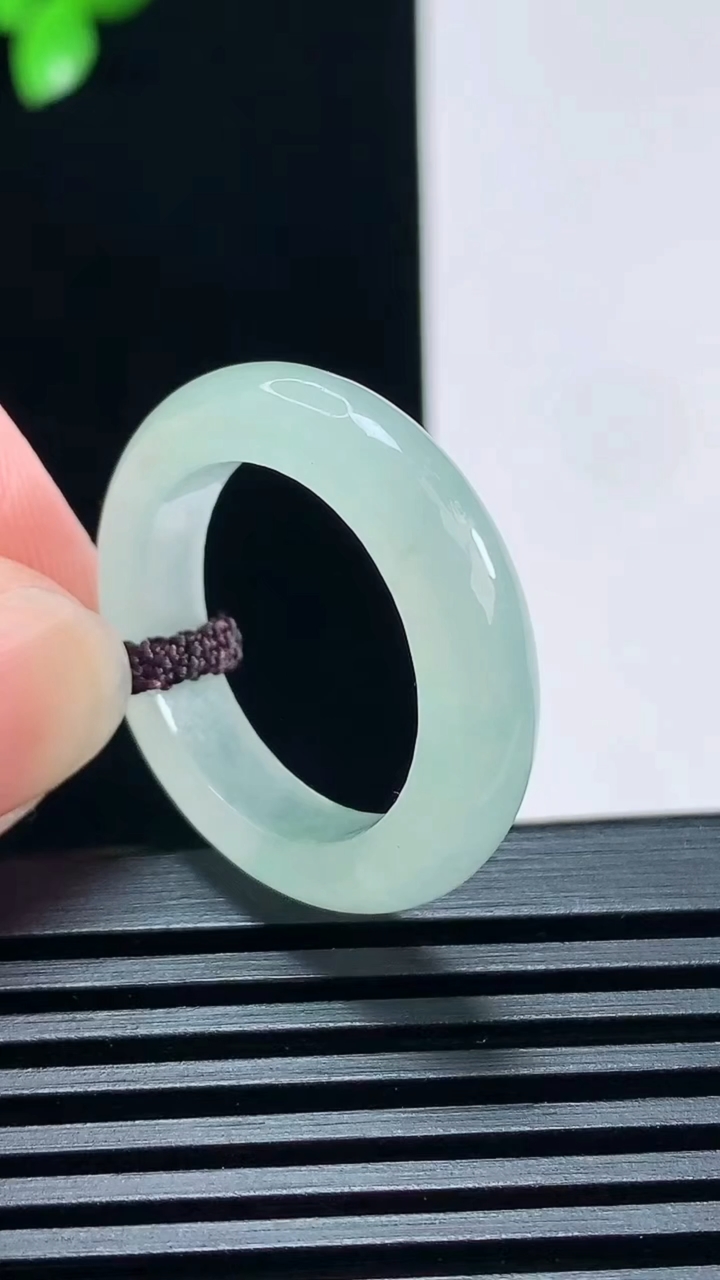 天然A货翡翠玉指环 戒指，尺寸19.5-5.5-4.2 重量:5.15g2026年6月30日
工厂直