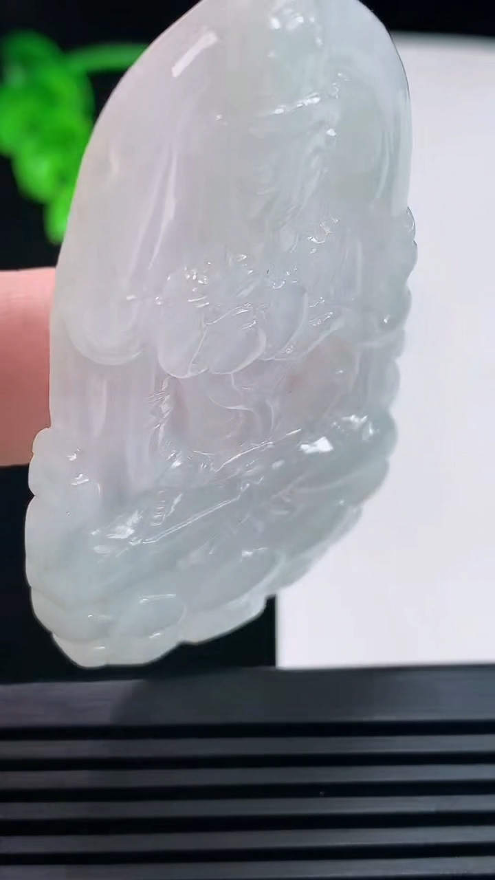 天然A货翡翠大势至菩萨吊坠，尺寸64-38-5.5 重量:27.30g
6月30日