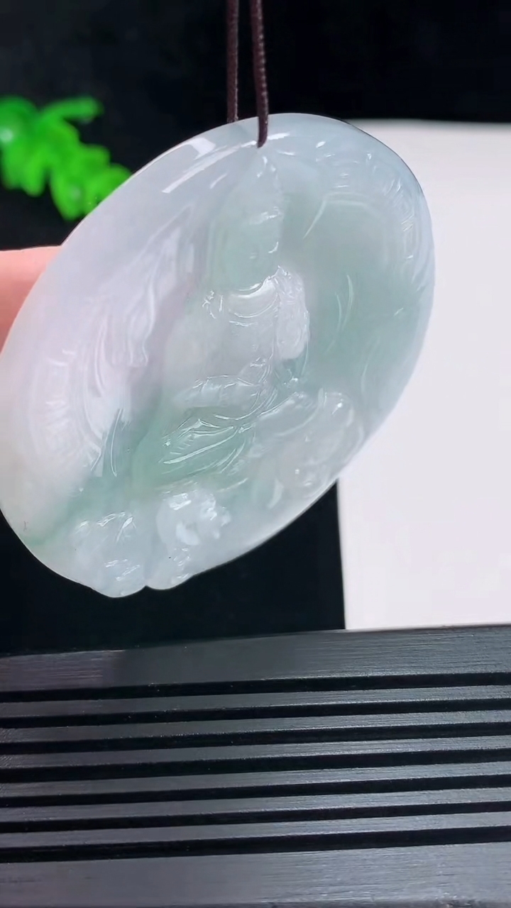 天然A货翡翠飘花观音菩萨吊坠，尺寸54-6 重量:35.15g
6月30日