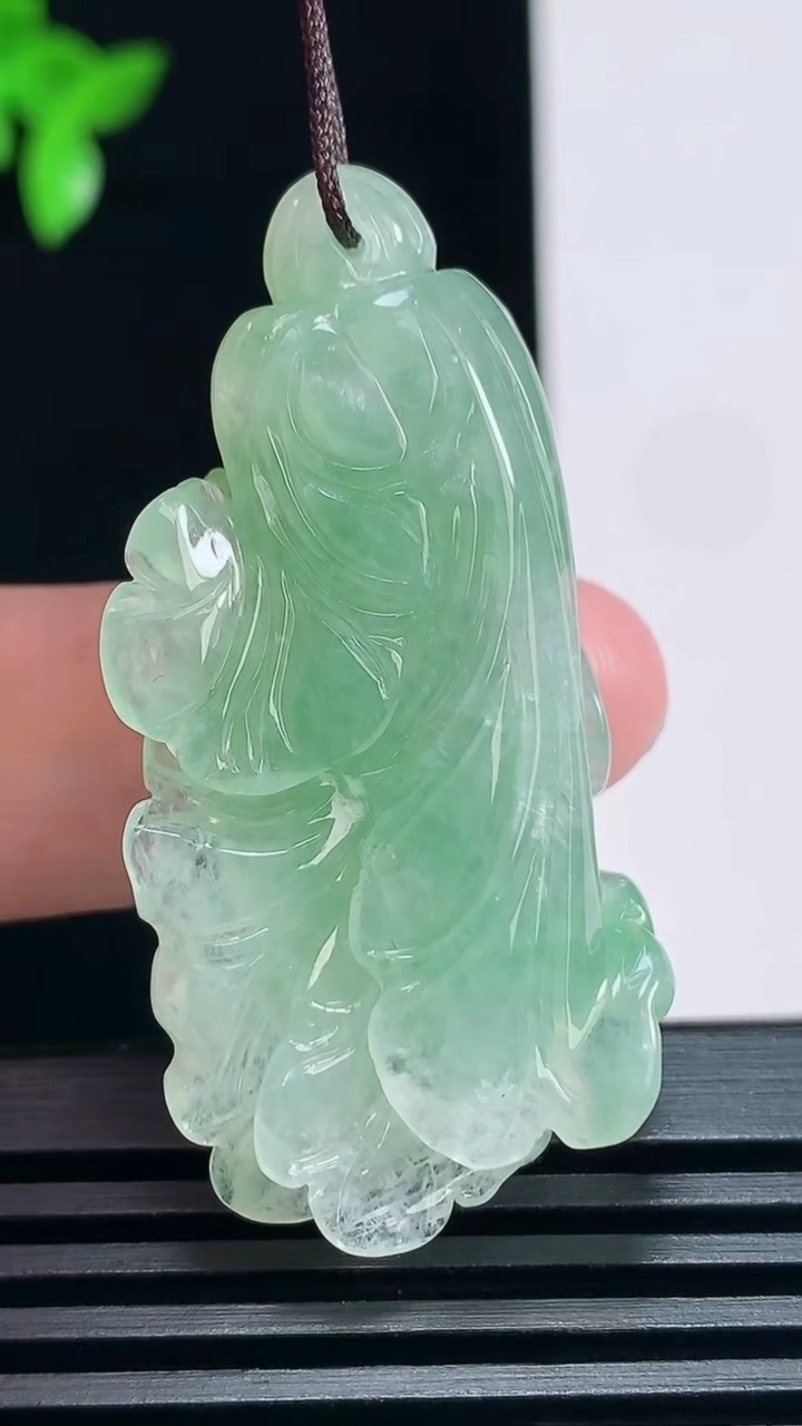 天然A货翡翠白菜吊坠，尺寸45.6-22-12 重量:15.31g
6月30日