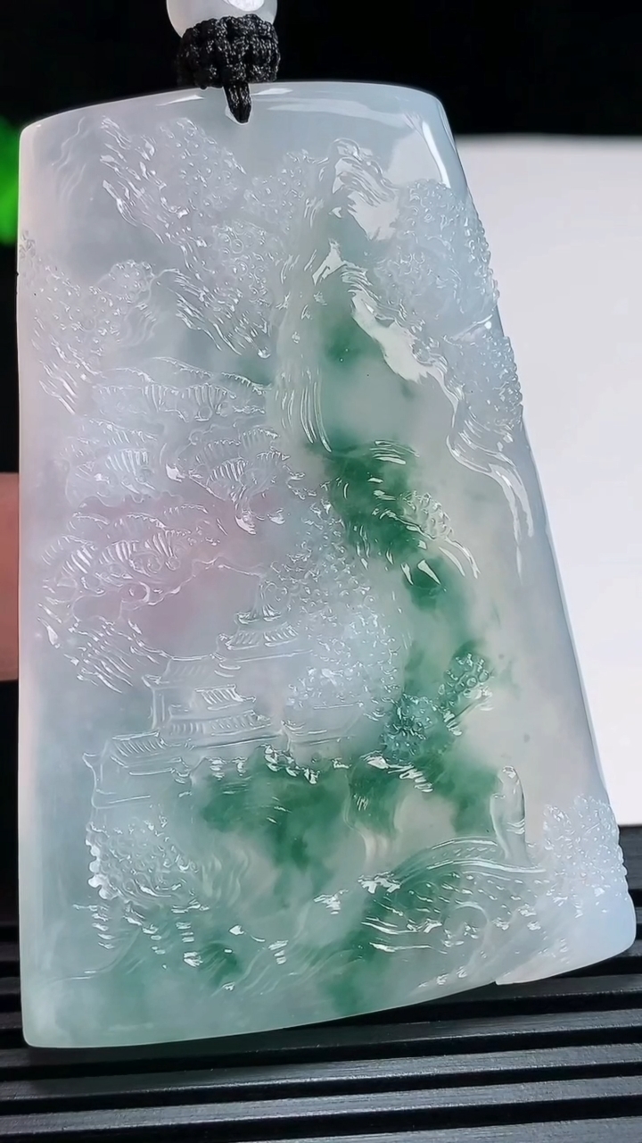 天然A货翡翠种飘花山水牌吊坠，尺寸65-44.2-5.8 重量:46.60g
6月30日