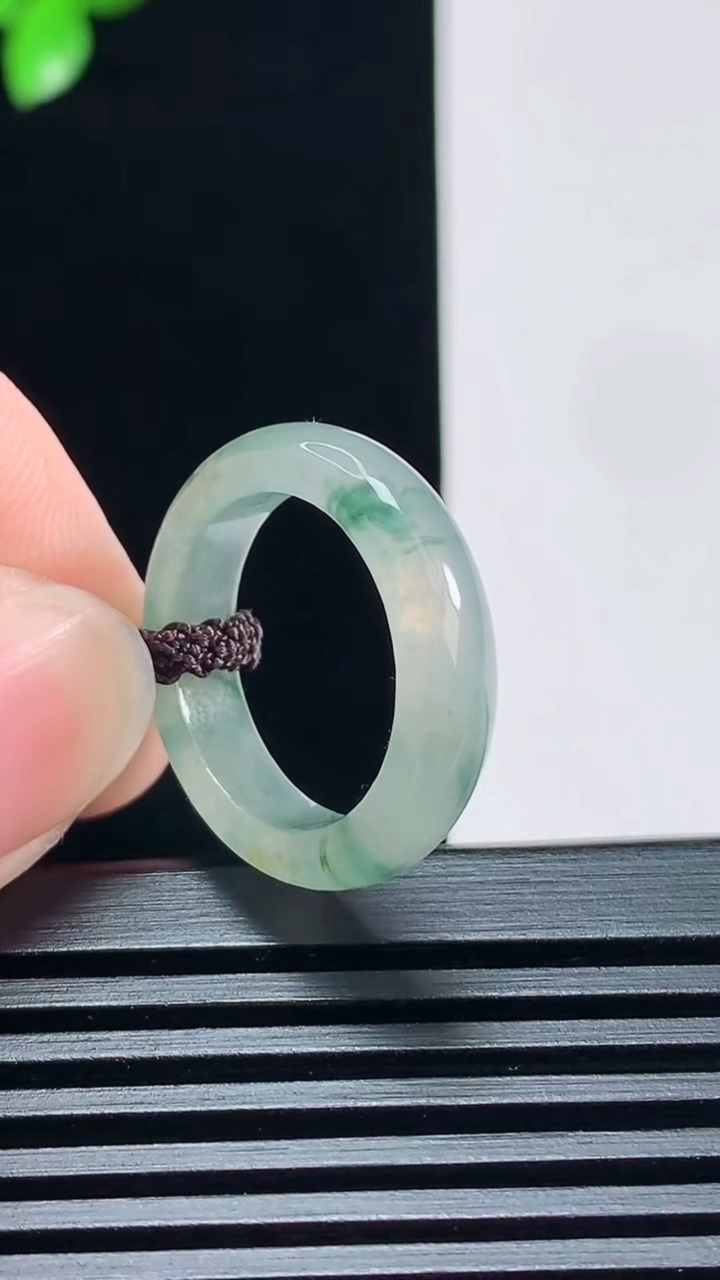 天然A货翡翠飘花玉指环 戒指，尺寸16.3-4.6-3 重量:2.77g2026年6月30日
工厂直销收藏佳品,种好水足，色泽均匀，有种有色，上手高大气！