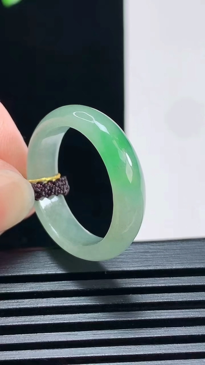 天然A货翡翠玉指环 戒指，尺寸19-5.6-2.8 重量:3.43g2026年6月30日
工厂直销收