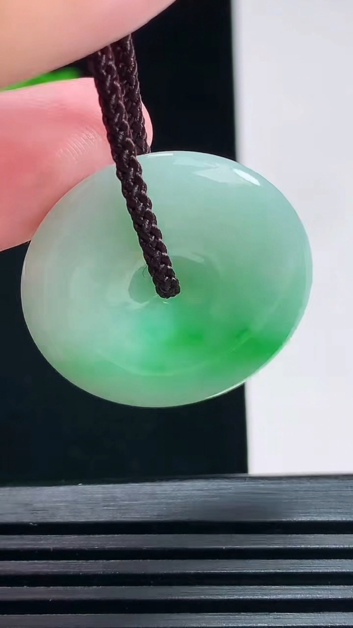 天然A货翡翠平安扣吊坠，尺寸28.5-5.2 重量:9.31g
6月30日