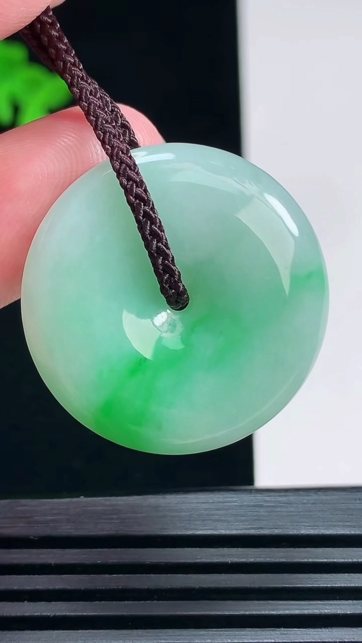 天然A货翡翠平安扣吊坠，尺寸28.5-5.2 重量:9.31g
6月30日