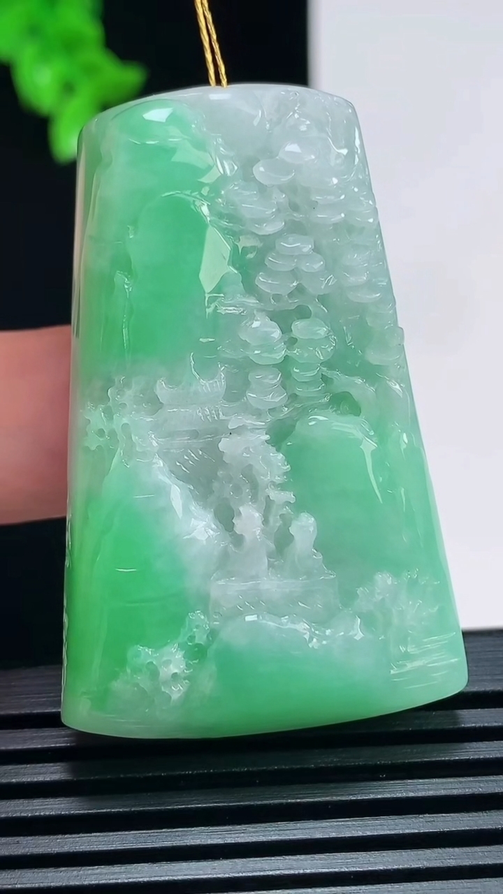 天然A货翡翠山水牌吊坠，尺寸49-31-8.5 重量:29.54g
6月30日