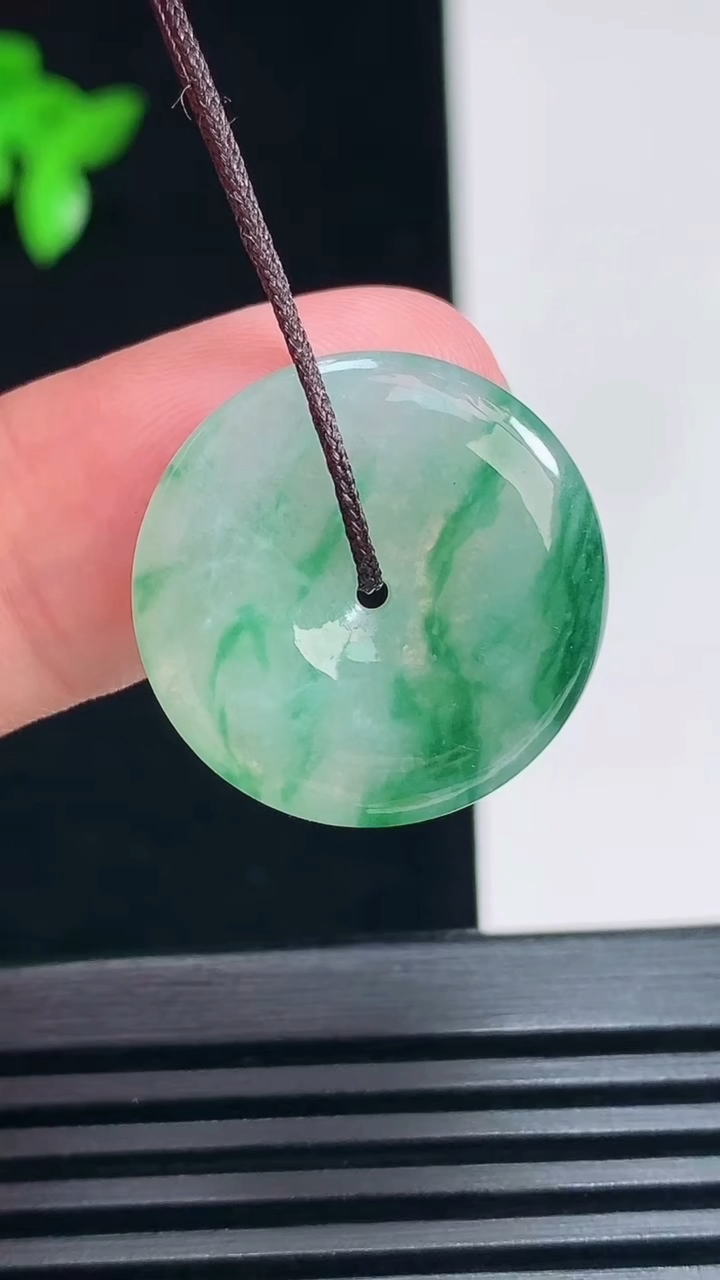 天然A货翡翠平安扣吊坠，尺寸21-4 重量:3.84g
6月30日