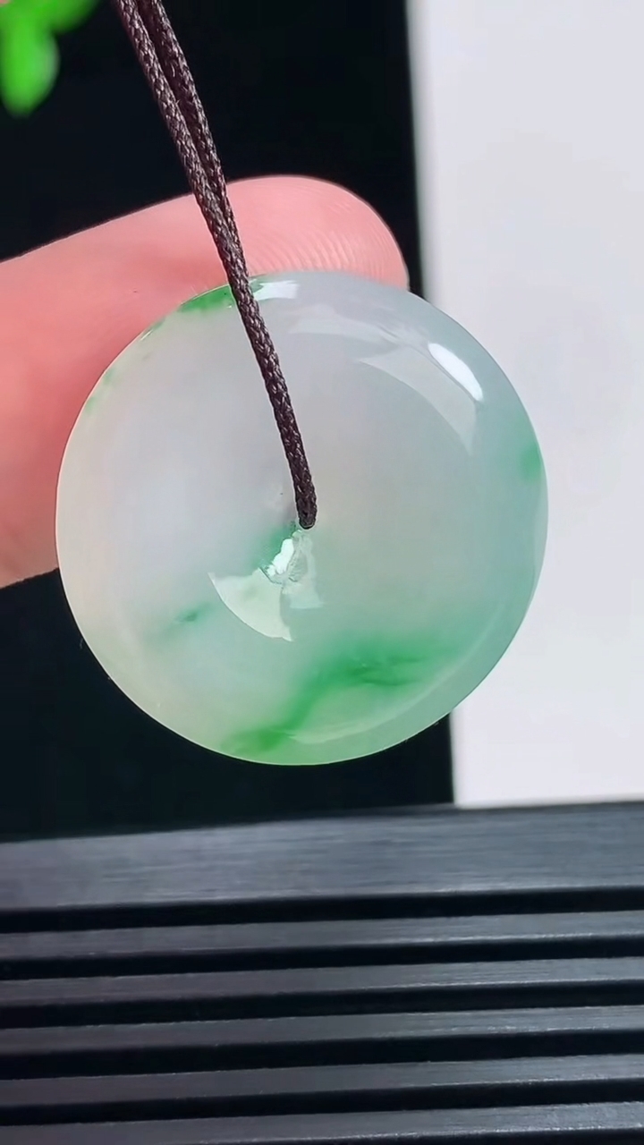 天然A货翡翠平安扣吊坠，尺寸23.5-5 重量:5.28g
6月30日