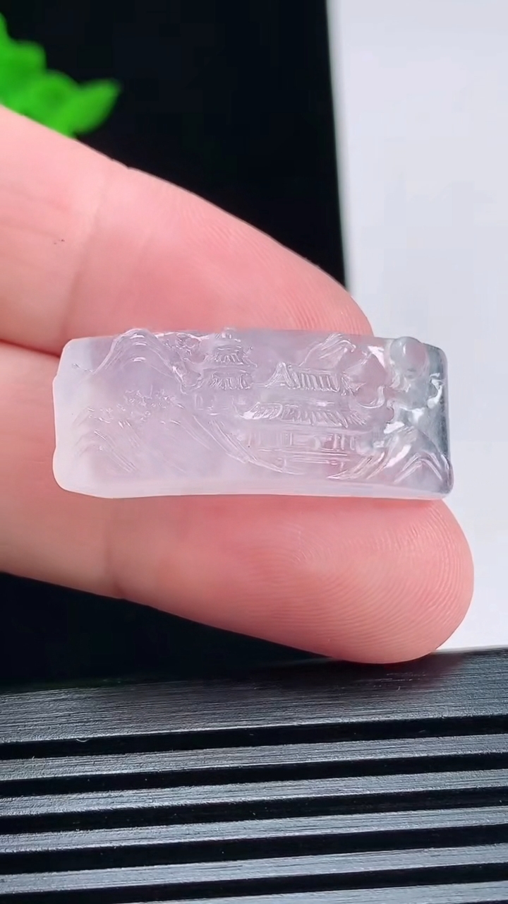 天然A货翡翠山水牌手牌，尺寸31-12-8 重量:5.66g
6月30日