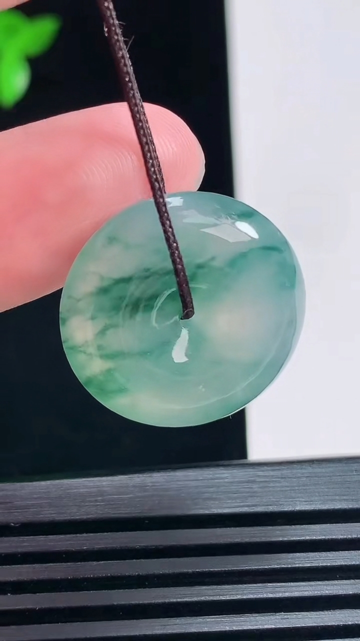 天然A货翡翠冰种飘花平安扣吊坠，尺寸21.6-5.6 重量:5.61g
6月30日