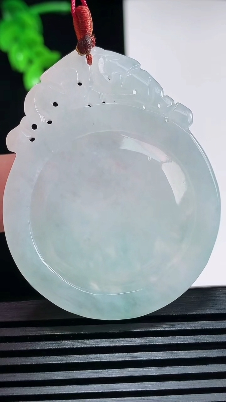 天然A货翡翠飘花龙牌吊坠，尺寸49.6-41.2-6 重量:22.96g
6月30日