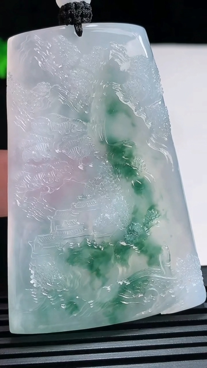 天然A货翡翠种飘花山水牌吊坠，尺寸65-44.2-5.8 重量:46.60g
6月30日