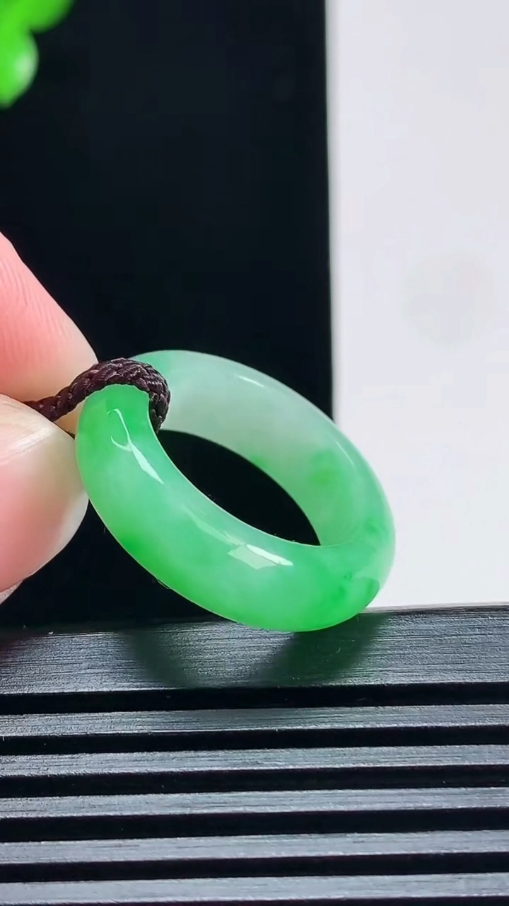天然A货翡翠玉指环 戒指，尺寸17.5-6-3.5 重量:4.27g2026年6月30日
工厂直销收藏佳品,种好水足，色泽均匀，有种有色，上手高大气！