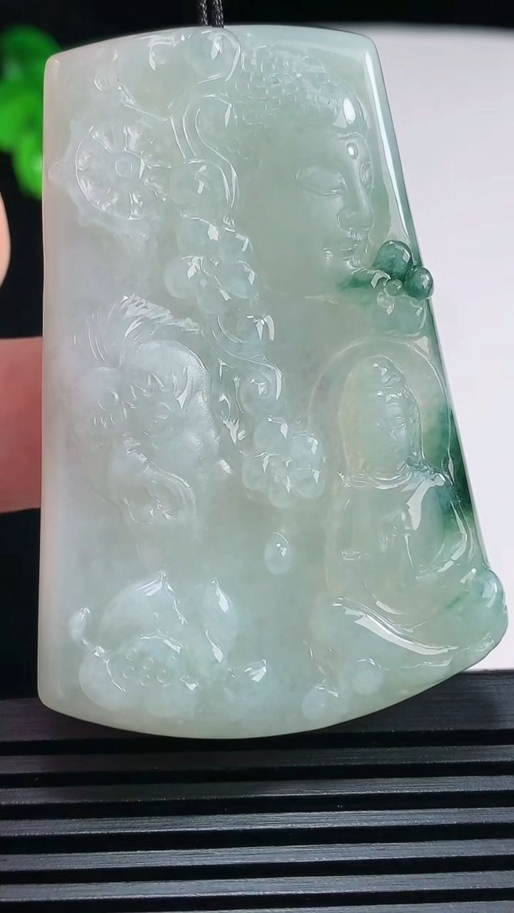 天然A货翡翠飘花一念之间吊坠，尺寸59.6-40-5.8 重量:30.75g
6月30日