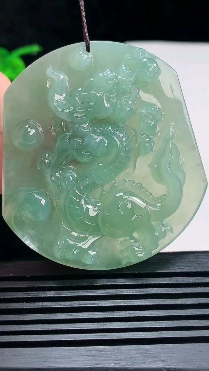 天然A货翡翠龙牌吊坠，尺寸56-52-6.5 重量:34.11g
6月30日
