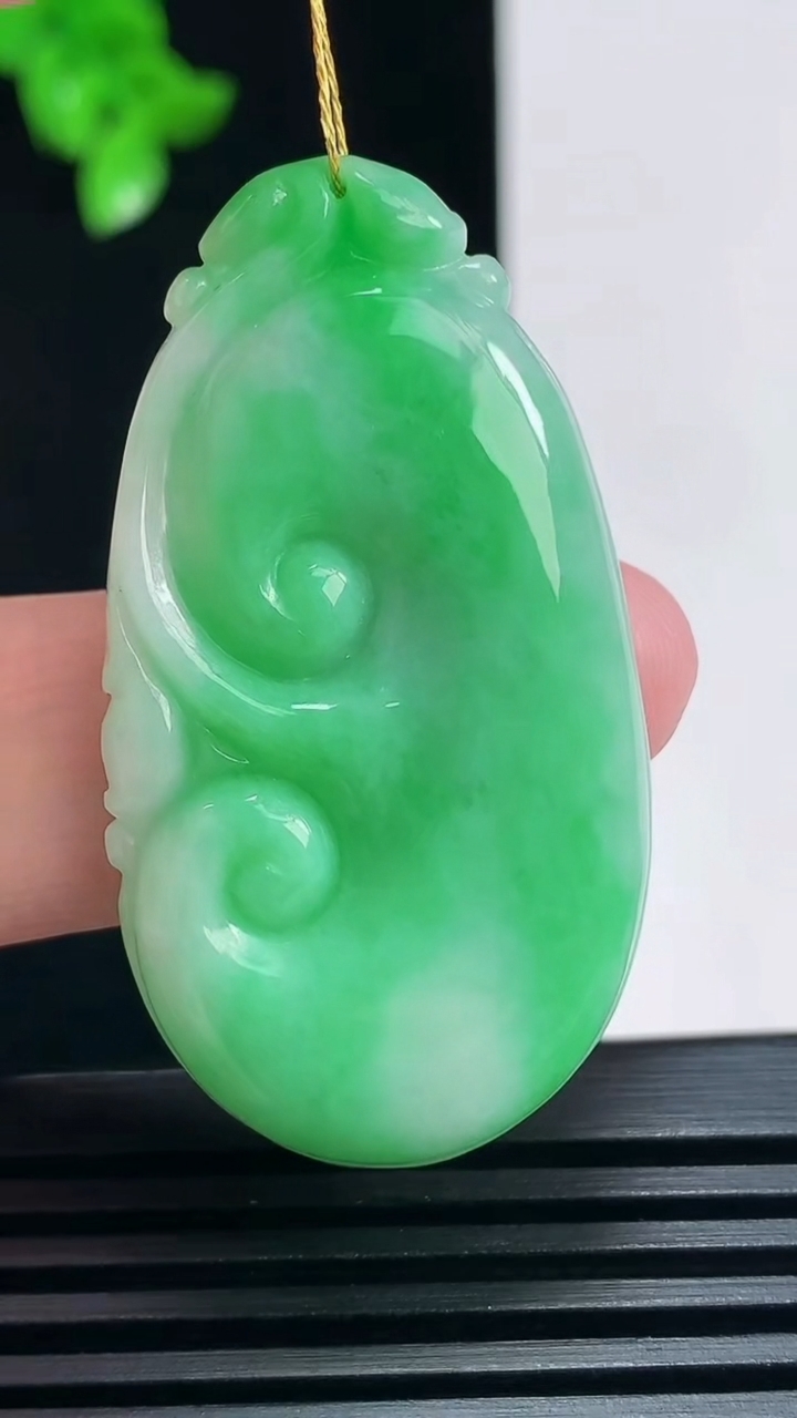 天然A货翡翠如意吊坠，尺寸45-24.5-6 重量:13.82g
6月30日