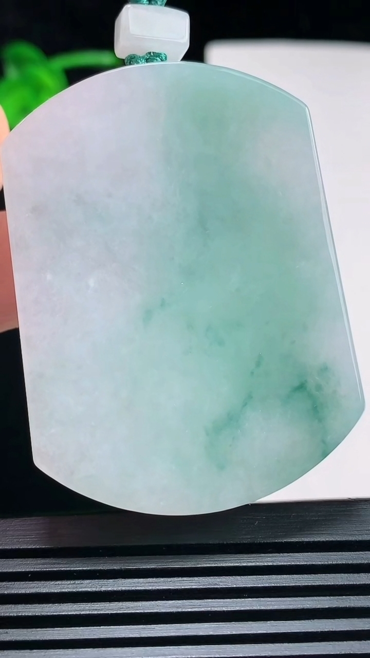 天然A货翡翠飘花无事牌吊坠，尺寸54-40.6-5.2 重量:36.66g
6月30日