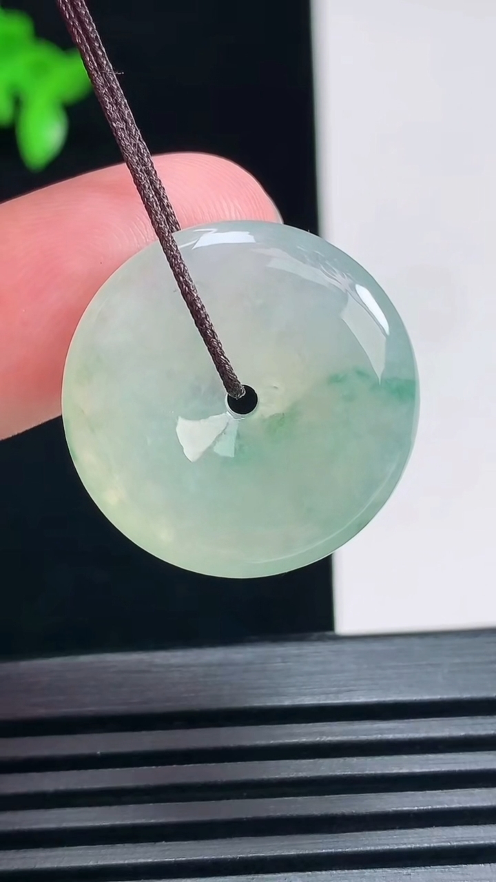 天然A货翡翠冰种飘花平安扣吊坠，尺寸23-5 重量:5.54g
6月30日