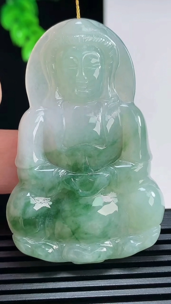 天然A货翡翠飘花正装观音吊坠，尺寸57-37-5.5 重量:20.15g
6月30日