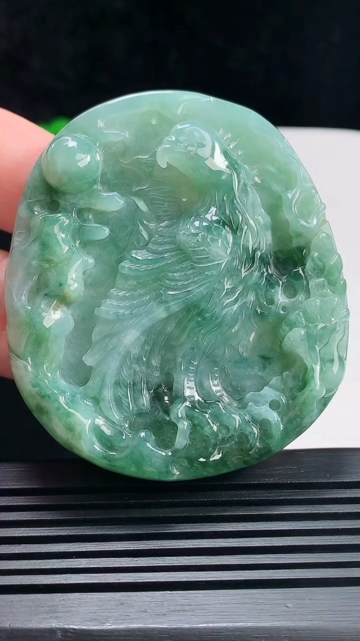 天然A货翡翠飘花大鹏展翅吊坠，尺寸61-53.6-10 重量:56.68g H30
6月30日