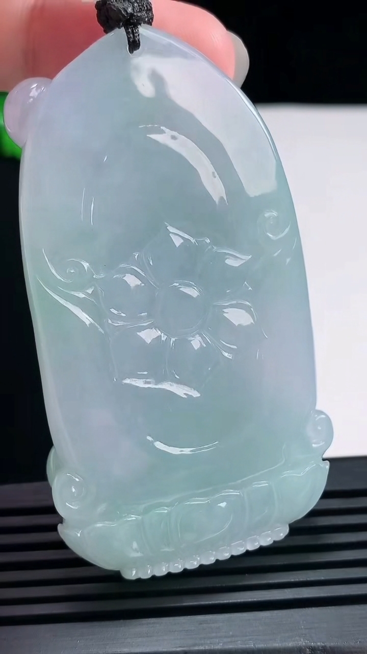 天然A货翡翠大日如来佛吊坠，尺寸68-39-12 重量:70.29g
6月30日