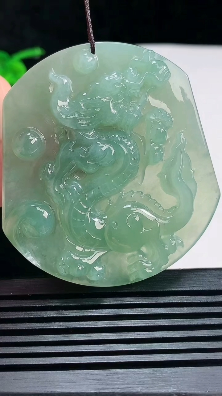 天然A货翡翠龙牌吊坠，尺寸56-52-6.5 重量:34.11g
6月30日
