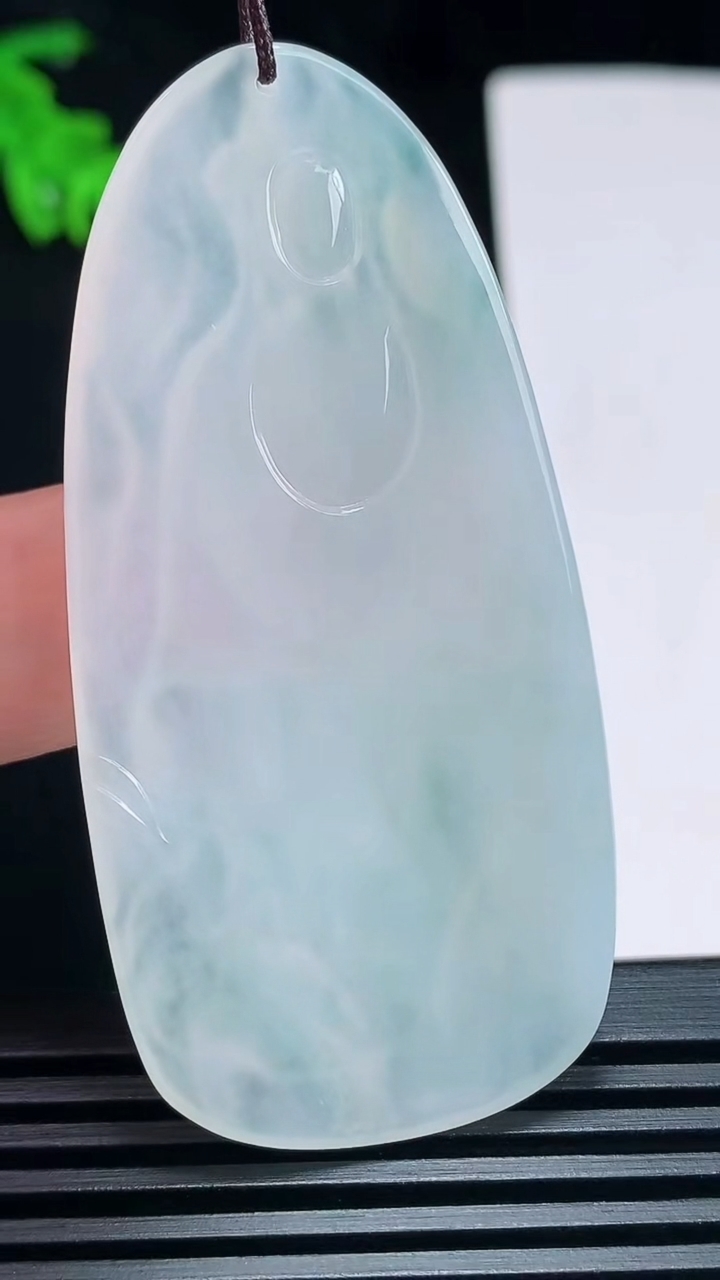 天然A货翡翠素衣观音吊坠，尺寸61.6-30-5 重量:20.57g
6月30日