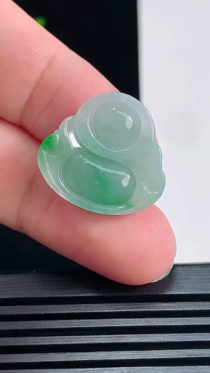 天然A货翡翠佛公吊坠，尺寸20-21.5-5.5 重量:3.56g
6月30日