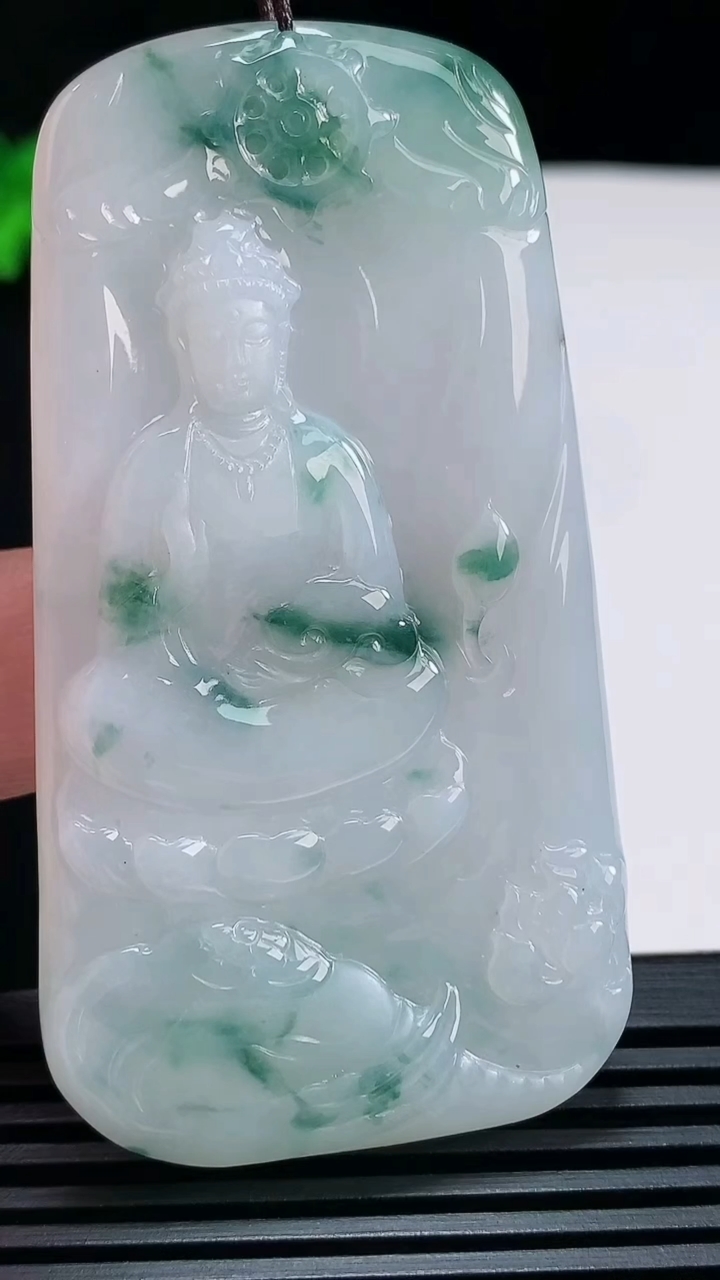 天然A货翡翠飘花普贤菩萨吊坠，尺寸69-37.6-6 重量:37.03g
6月30日