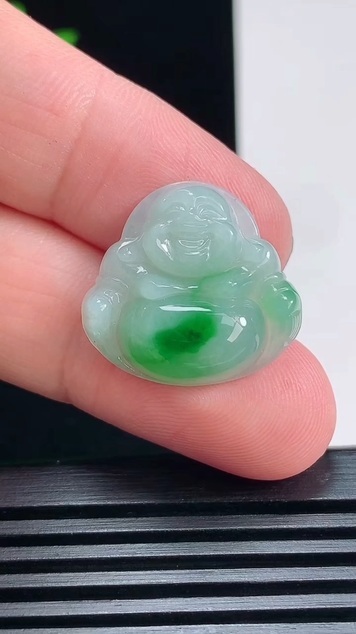 天然A货翡翠佛公吊坠，尺寸20-21.5-5.5 重量:3.56g
6月30日