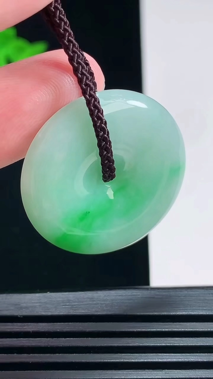 天然A货翡翠平安扣吊坠，尺寸28.5-5.2 重量:9.31g
6月30日