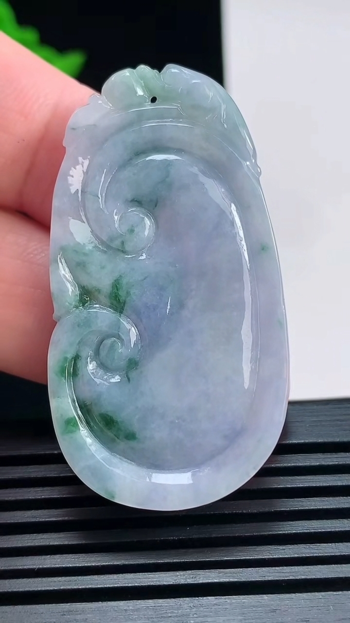 天然A货翡翠紫罗兰 飘花如意吊坠，尺寸49-26-5.2 重量:14.11g
6月30日