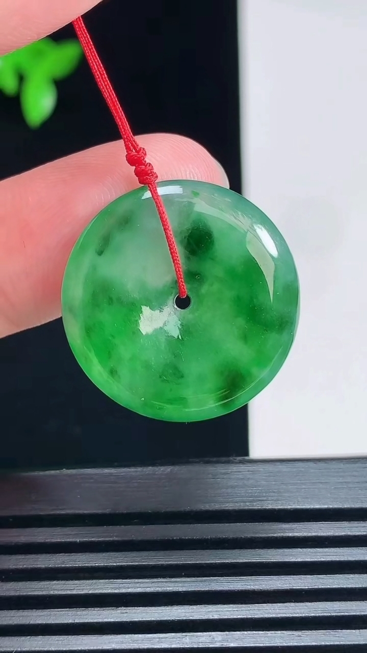 天然A货翡翠平安扣吊坠，尺寸22.6-3.5 重量:4.00g
6月30日