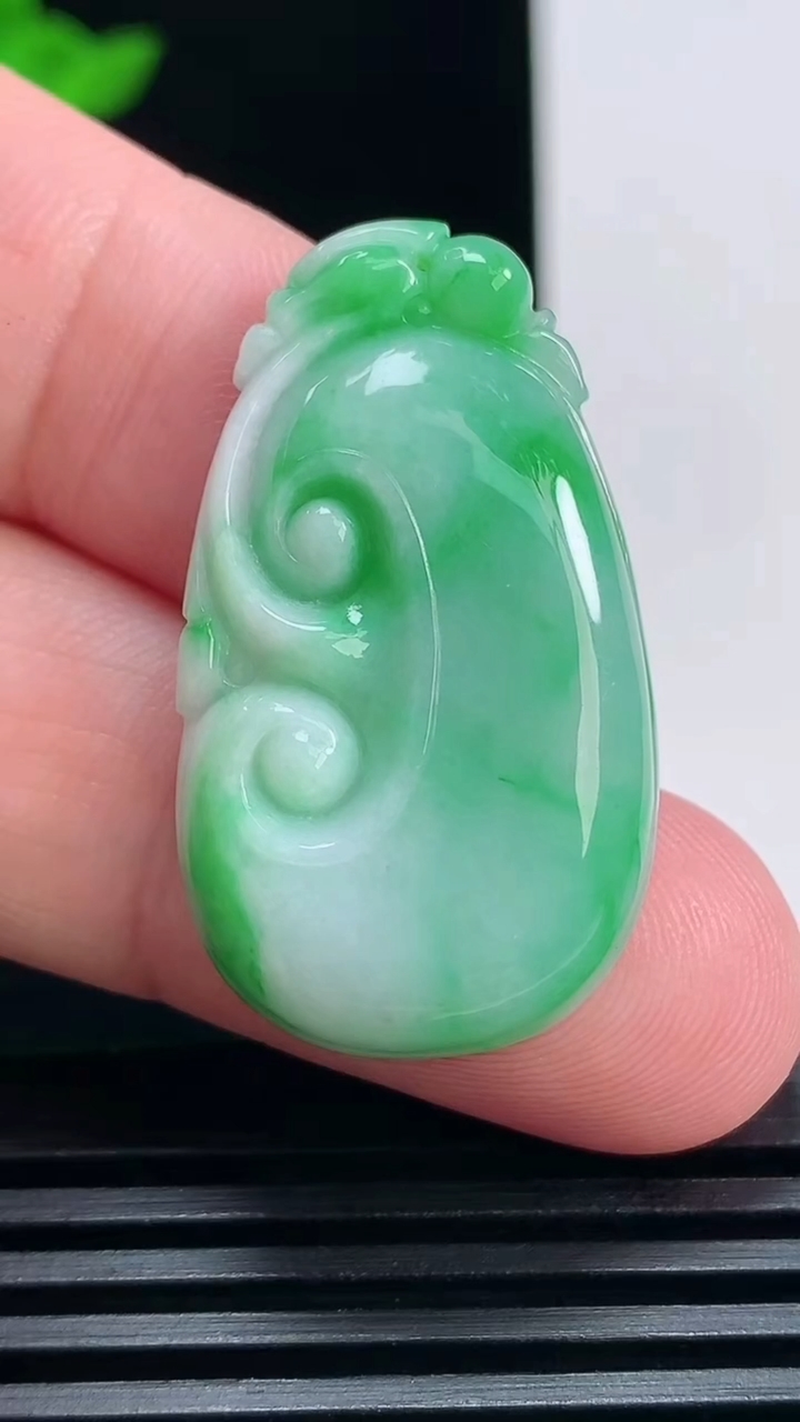 天然A货翡翠如意吊坠，尺寸33.6-19.5-5.2 重量:7.00g
6月30日