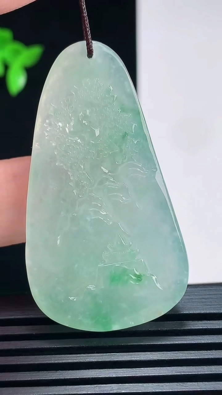 天然A货翡翠山水牌吊坠，尺寸49-27.5-12.5 重量:21.30g
6月30日
