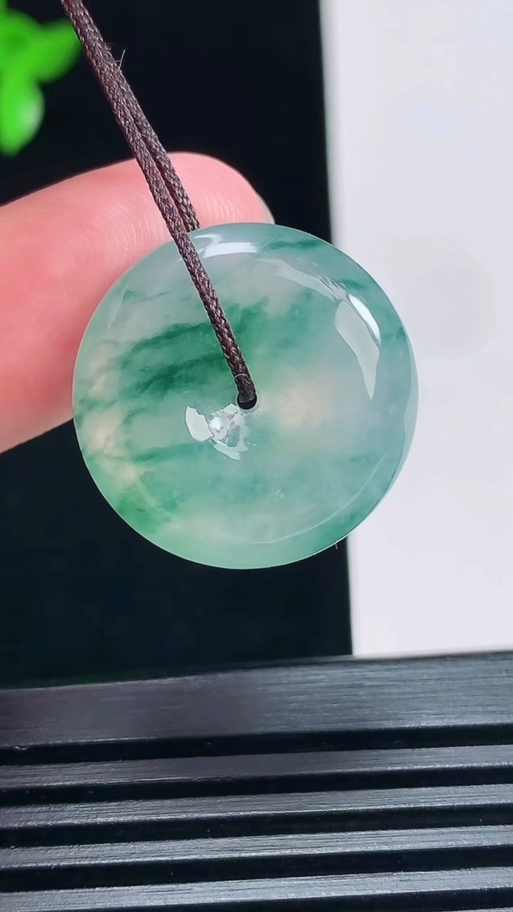 天然A货翡翠冰种飘花平安扣吊坠，尺寸21.6-5.6 重量:5.61g
6月30日