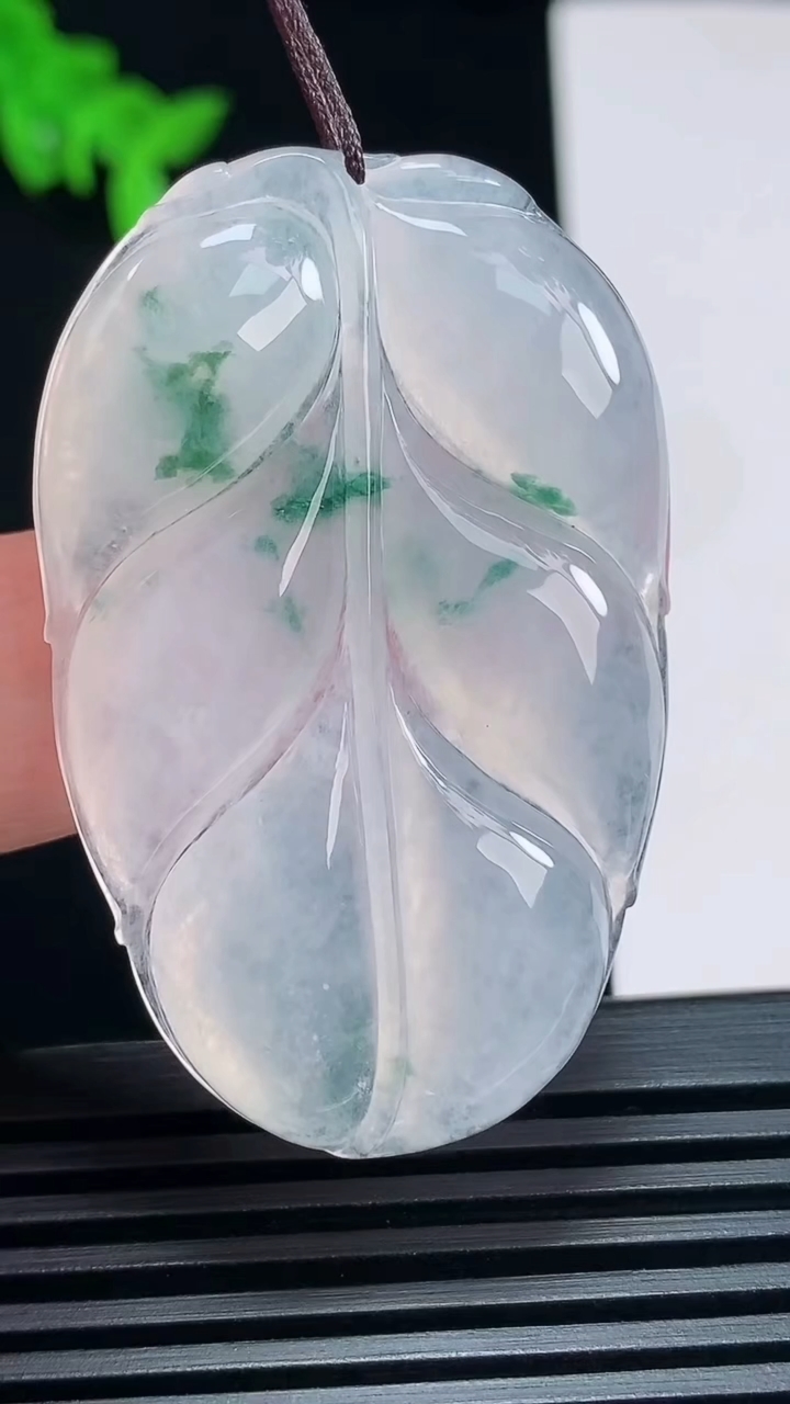 天然A货翡翠冰种飘花金枝玉叶 叶子吊坠，尺寸48-30.5-5 重量:13.83g
6月30日