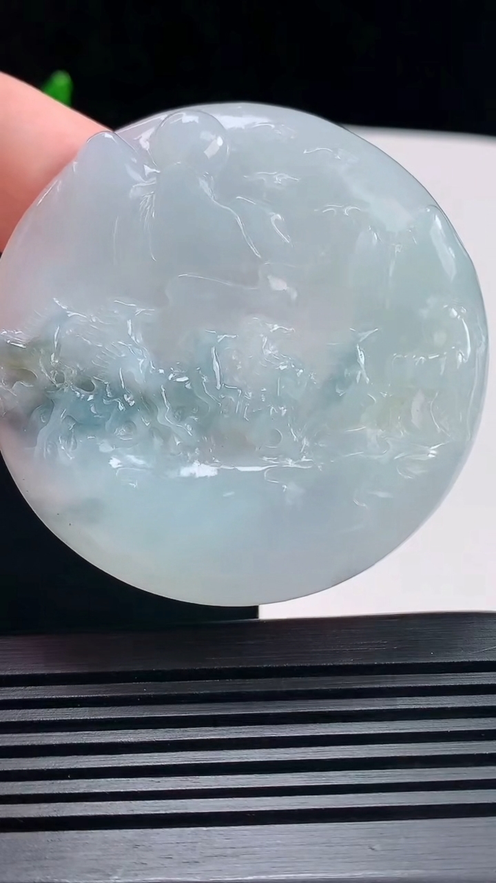天然A货翡翠飘花八骏马牌吊坠，尺寸55.6-6.5 重量:37.76g H30
6月30日