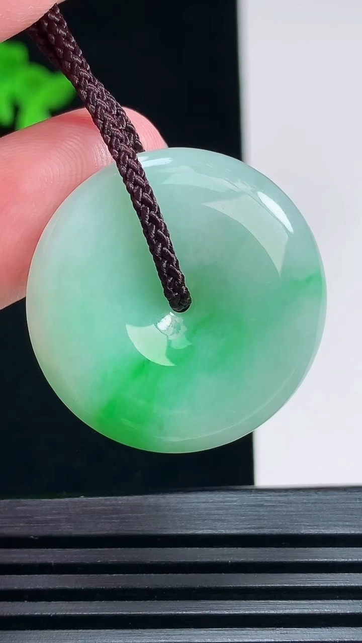 天然A货翡翠平安扣吊坠，尺寸28.5-5.2 重量:9.31g
6月30日