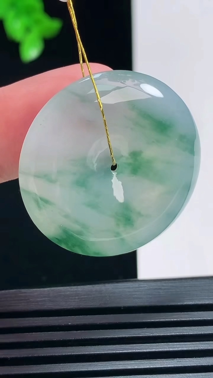 天然A货翡翠冰种飘花平安扣吊坠，尺寸31-6 重量:12.10g
6月30日