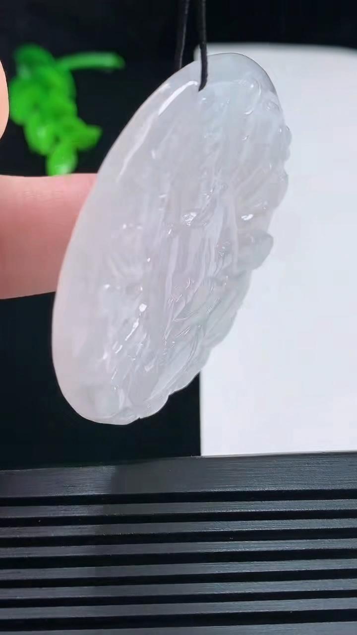 天然A货翡翠千手观音菩萨吊坠，尺寸51.5-5 重量:26.81g
6月30日