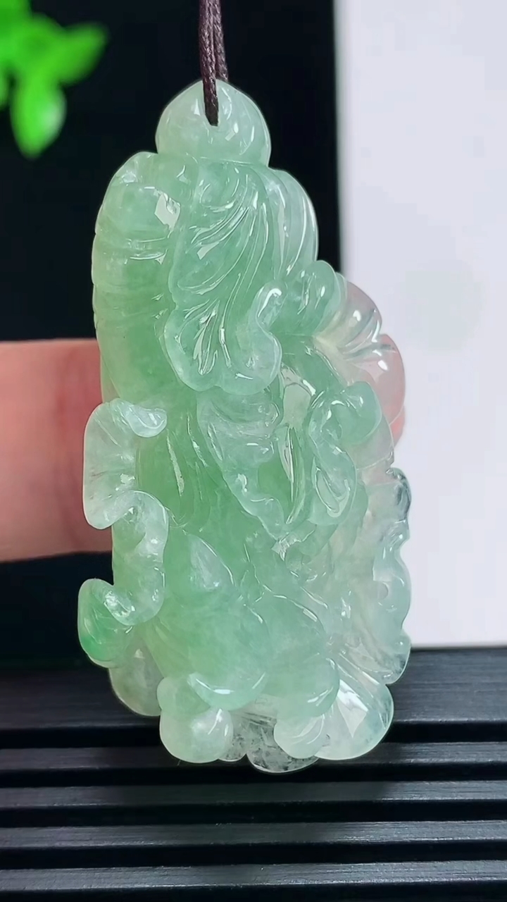 天然A货翡翠白菜吊坠，尺寸45.6-22-12 重量:15.31g
6月30日
