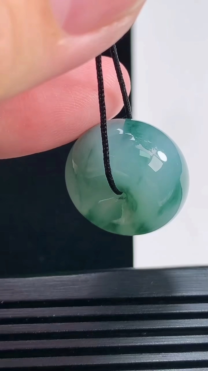 天然A货翡翠飘花路路通吊坠，尺寸21-12.2 重量:11.33g
6月30日