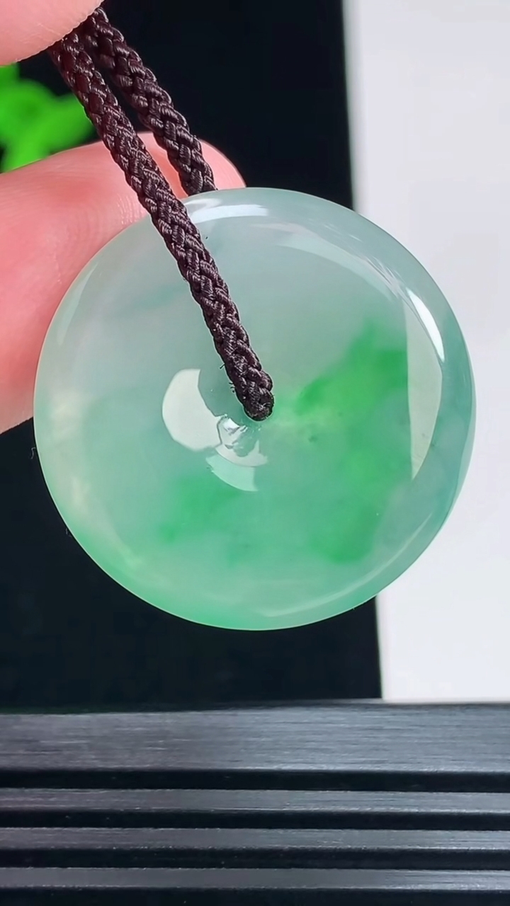 天然A货翡翠平安扣吊坠，尺寸26.6-4.8 重量:7.59g
6月30日