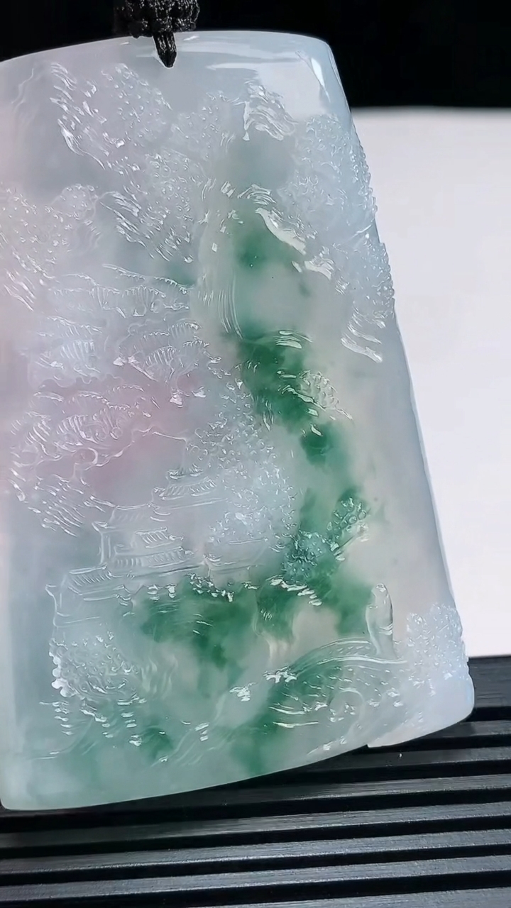 天然A货翡翠种飘花山水牌吊坠，尺寸65-44.2-5.8 重量:46.60g
6月30日