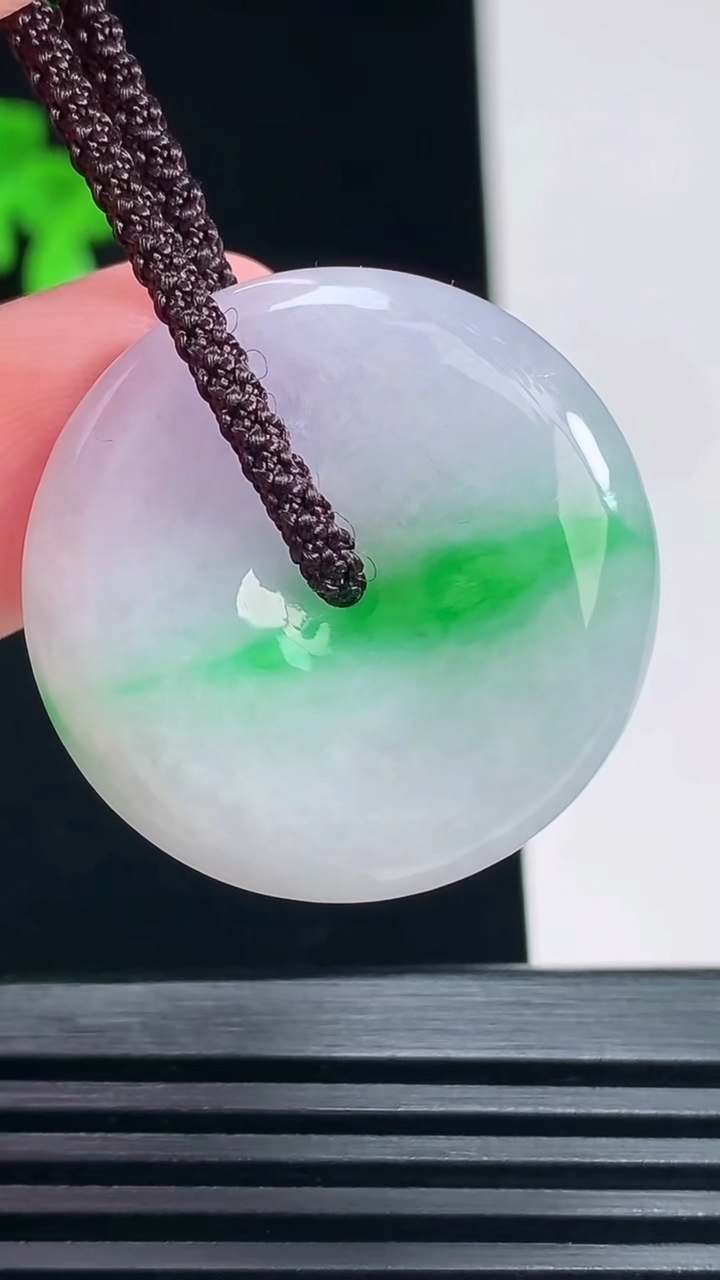 天然A货翡翠平安扣吊坠，尺寸28.6-5.8 重量:10.23g
6月30日